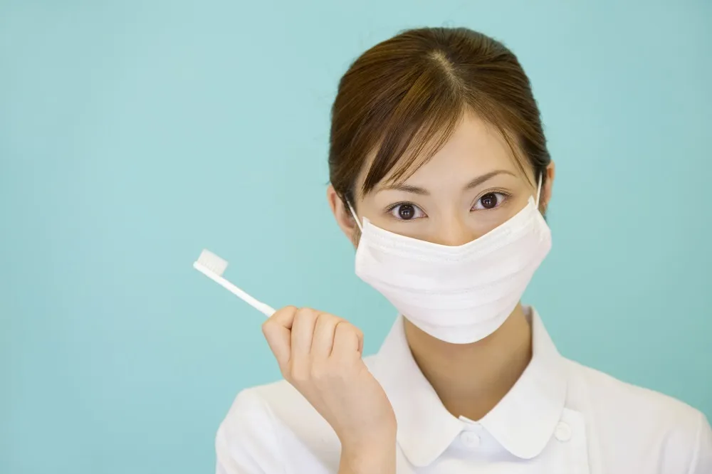 歯ブラシをもっている女性