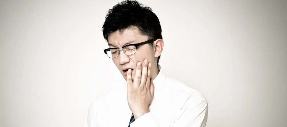 歯が痛そうな男性