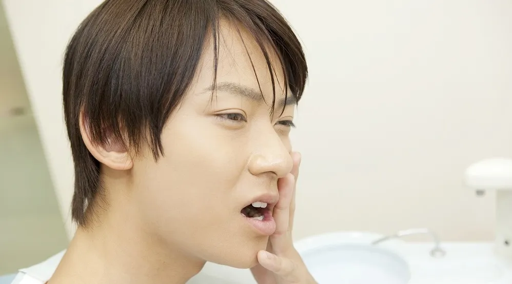 歯が痛そうな男性