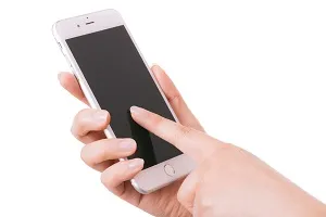 スマホを触っている指